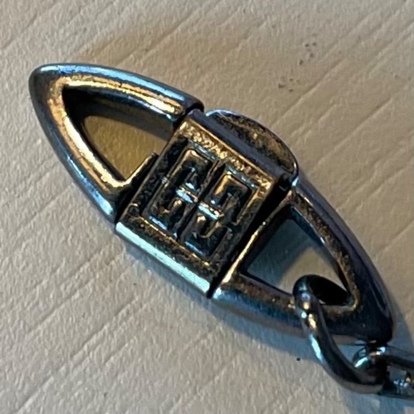Givenchy necklace - Picture 2 of 3